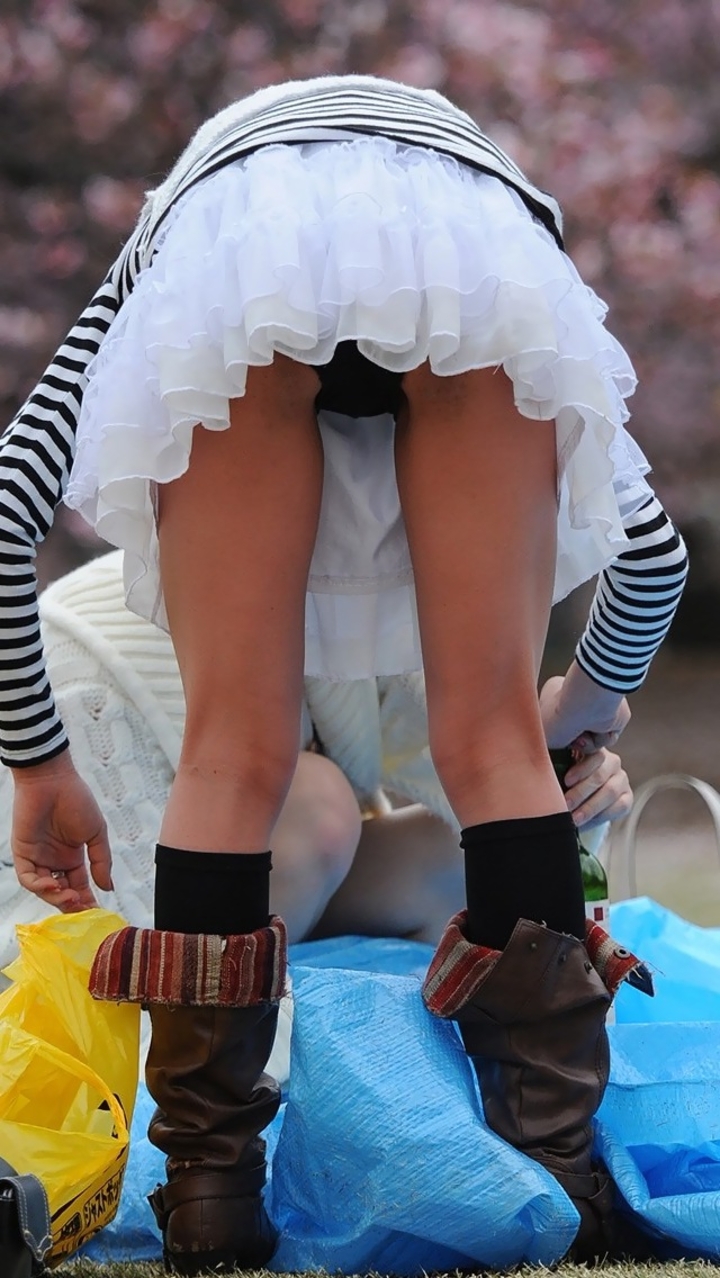 【エロ画像】丈がコレな時点で見られる運命ｗミニスカはどうあがいてもチラ見えｗｗｗ