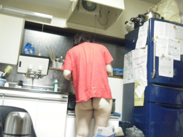 【エロ画像】ダラ嫁がケツ出して家事してる姿がエロすぎて気づいたら写メってた旦那たちｗｗｗ