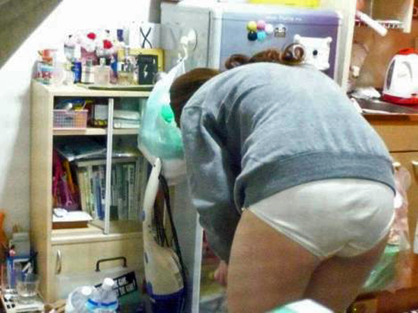 【エロ画像】ダラ嫁がケツ出して家事してる姿がエロすぎて気づいたら写メってた旦那たちｗｗｗ