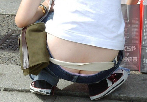 【エロ画像】冷たそうだから暖めたら礼を期待ｗ半ケツ上等のローライズ女子たちｗｗｗ