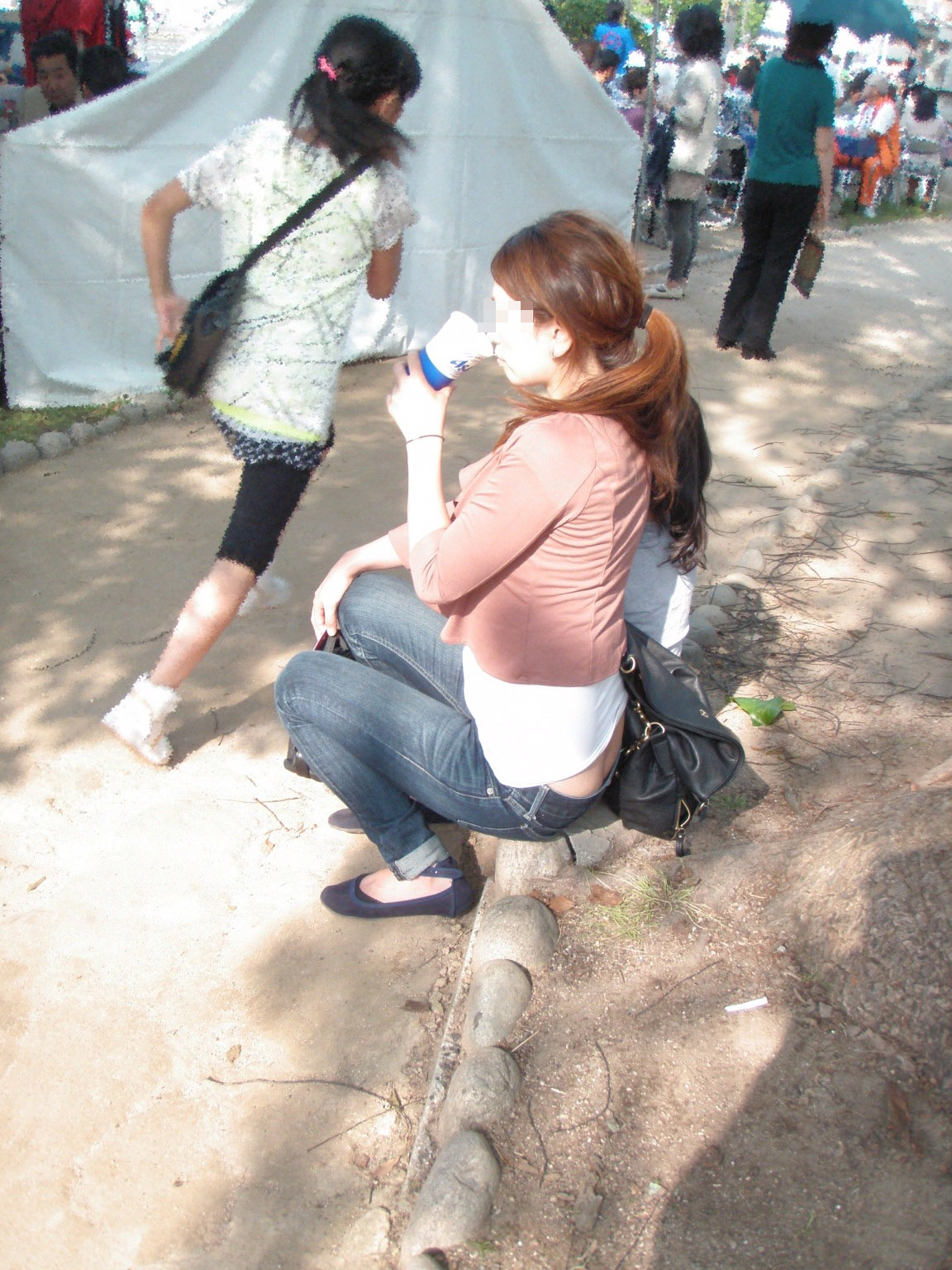 【エロ画像】冷たそうだから暖めたら礼を期待ｗ半ケツ上等のローライズ女子たちｗｗｗ