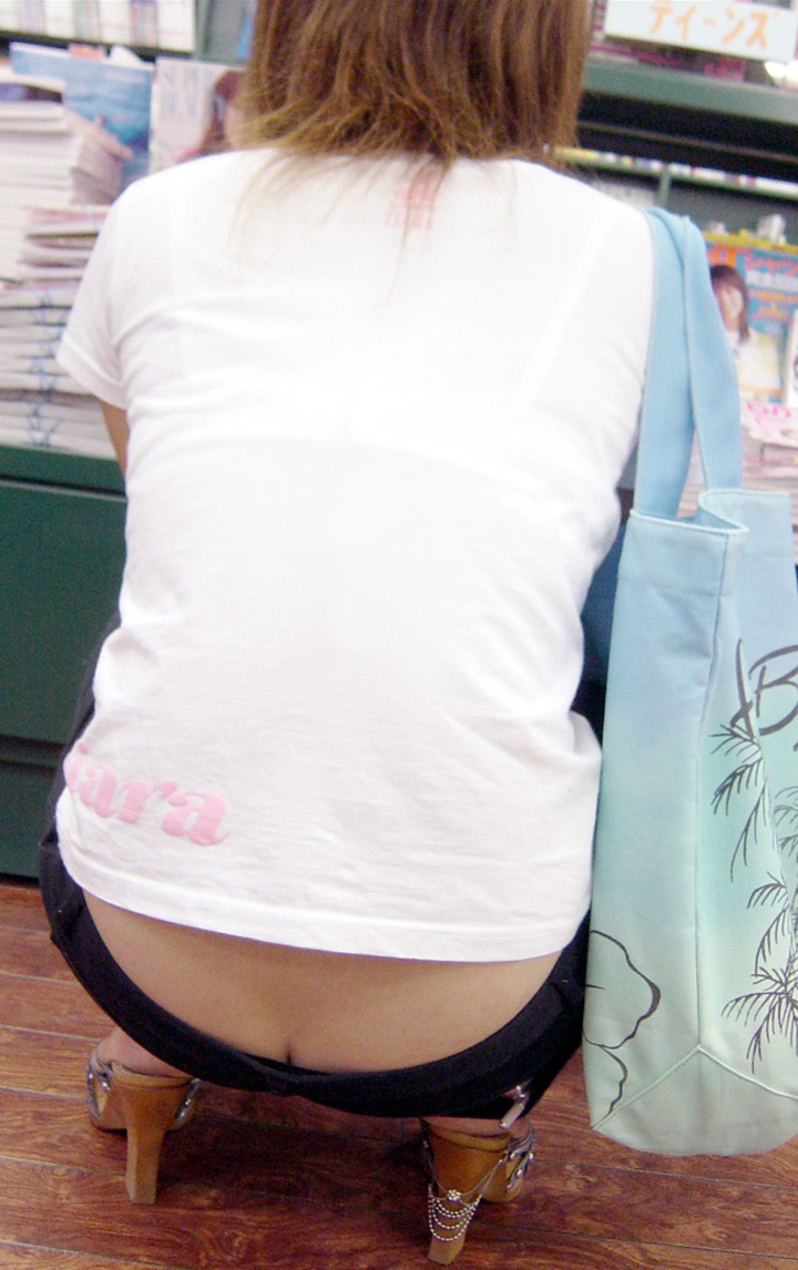 【エロ画像】冷たそうだから暖めたら礼を期待ｗ半ケツ上等のローライズ女子たちｗｗｗ