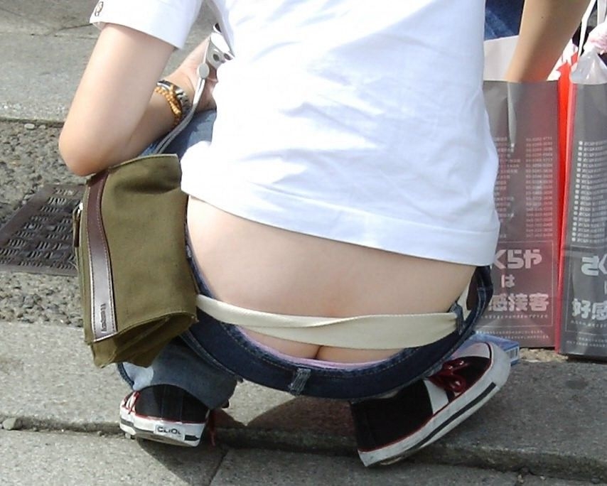 【エロ画像】冷たそうだから暖めたら礼を期待ｗ半ケツ上等のローライズ女子たちｗｗｗ