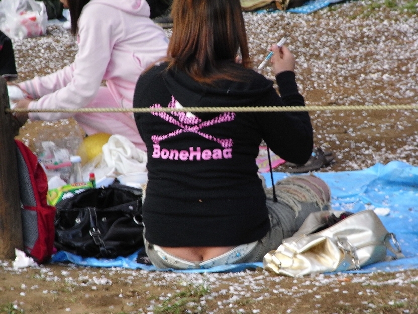 【エロ画像】冷たそうだから暖めたら礼を期待ｗ半ケツ上等のローライズ女子たちｗｗｗ