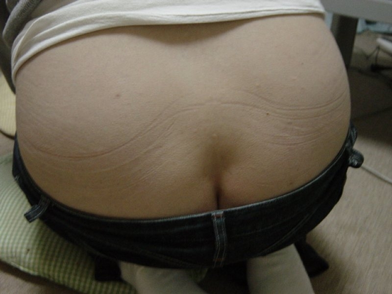 【エロ画像】冷たそうだから暖めたら礼を期待ｗ半ケツ上等のローライズ女子たちｗｗｗ