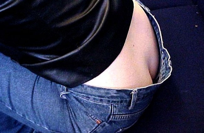 【エロ画像】冷たそうだから暖めたら礼を期待ｗ半ケツ上等のローライズ女子たちｗｗｗ