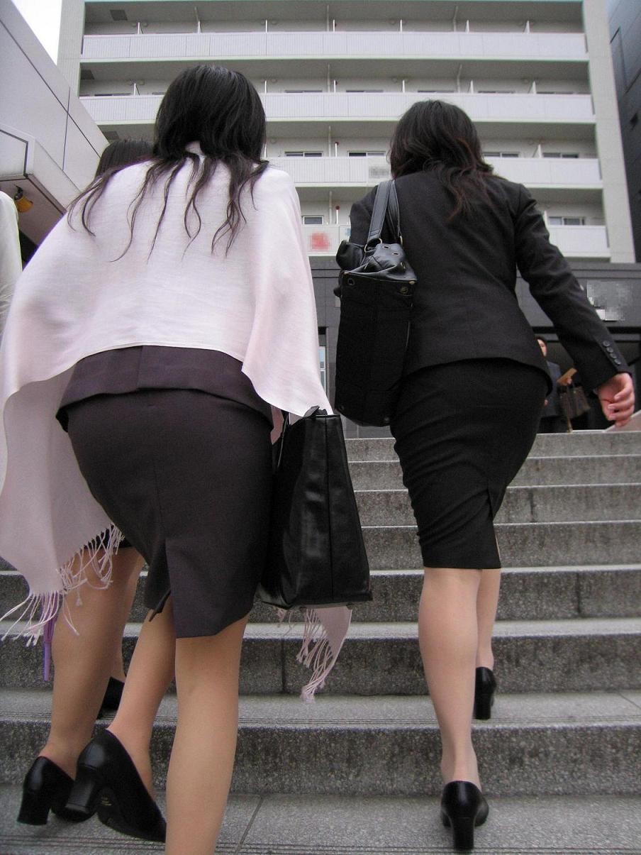 【エロ画像】タイトが巨尻を強調させる…イイ尻揺らして外回り中のOL撮り