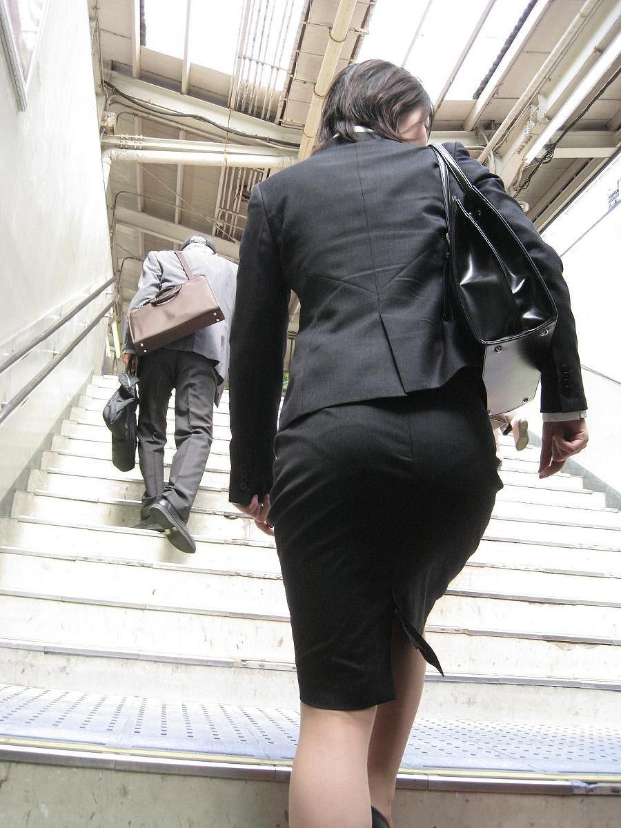 【エロ画像】タイトが巨尻を強調させる…イイ尻揺らして外回り中のOL撮り