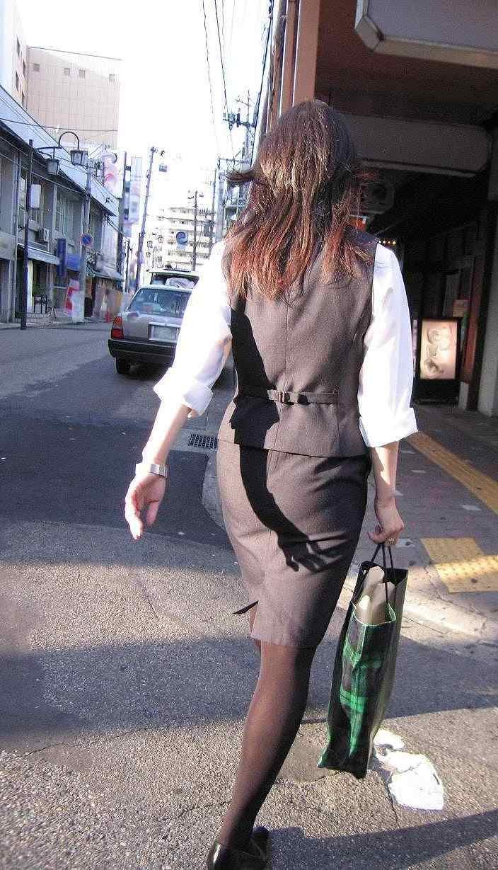 【エロ画像】タイトが巨尻を強調させる…イイ尻揺らして外回り中のOL撮り