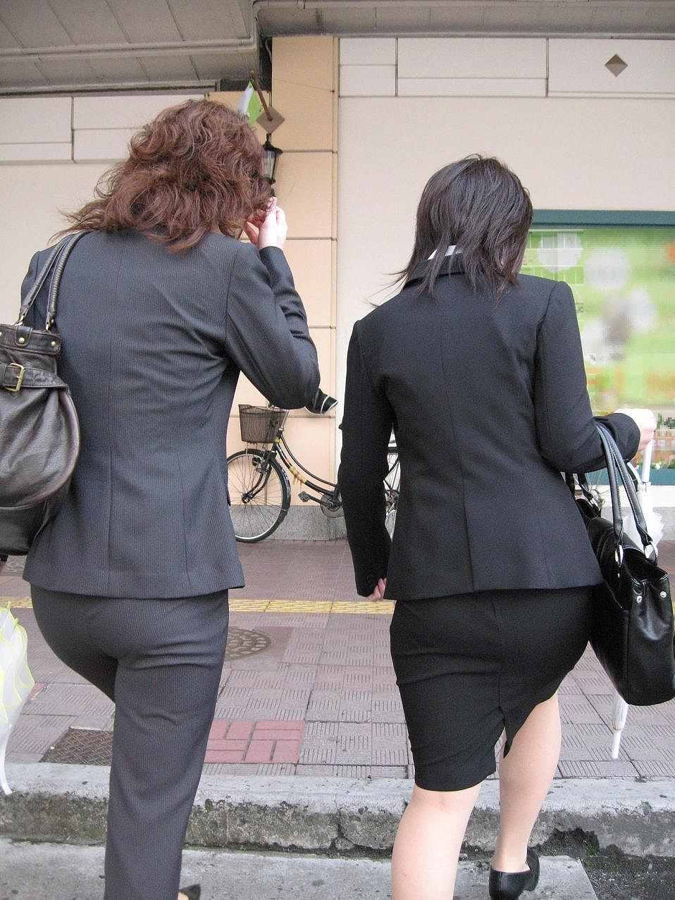 【エロ画像】タイトが巨尻を強調させる…イイ尻揺らして外回り中のOL撮り