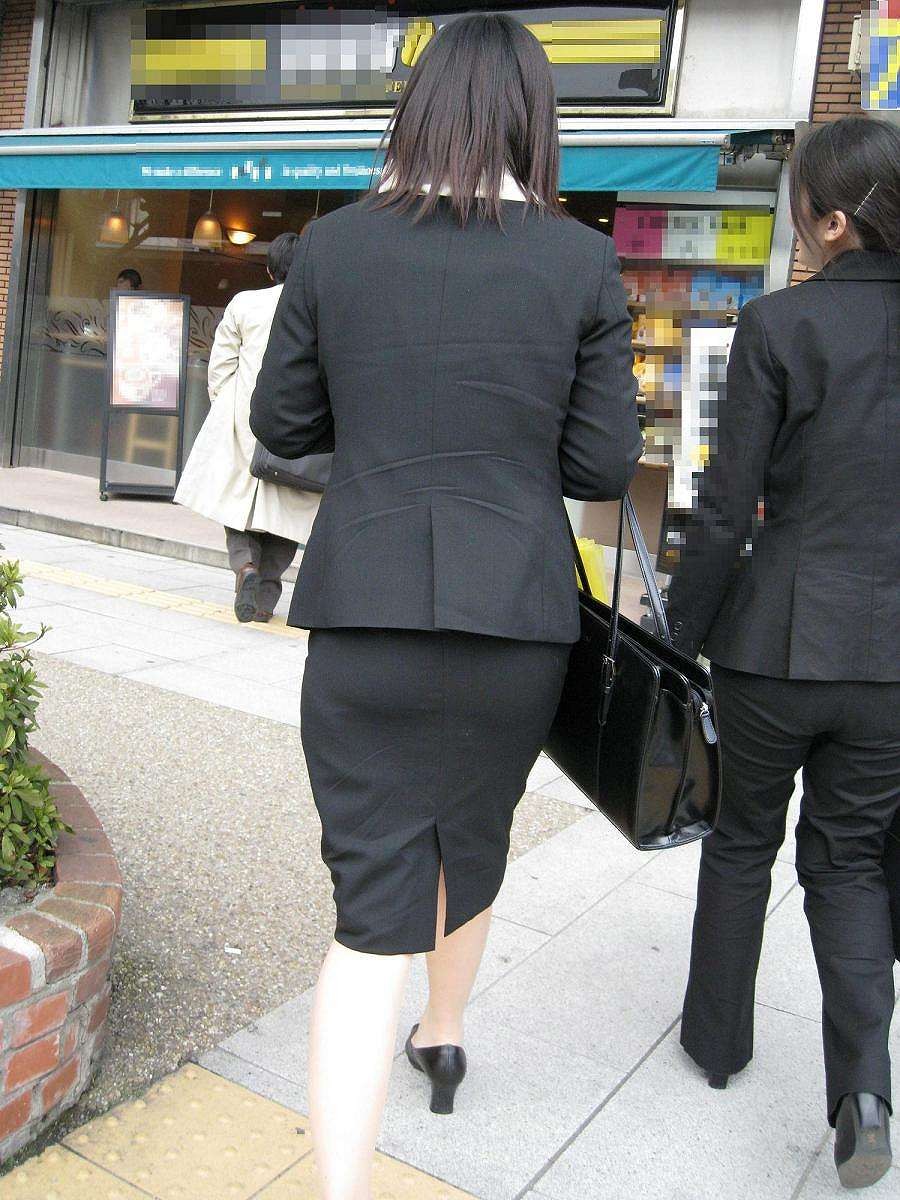 【エロ画像】タイトが巨尻を強調させる…イイ尻揺らして外回り中のOL撮り