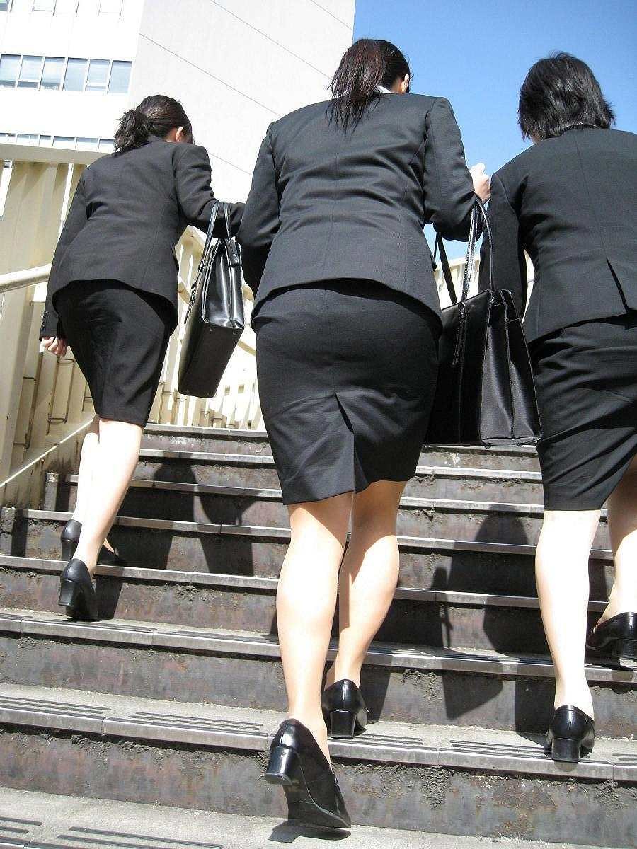 【エロ画像】タイトが巨尻を強調させる…イイ尻揺らして外回り中のOL撮り