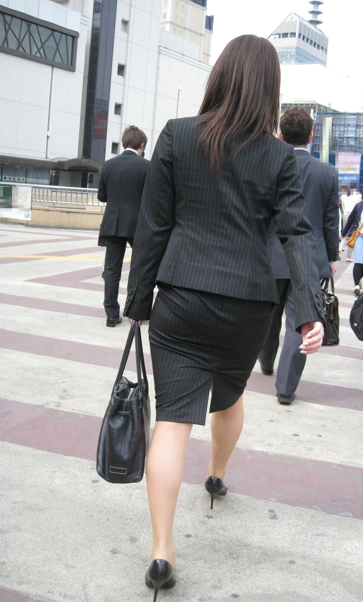 【エロ画像】タイトが巨尻を強調させる…イイ尻揺らして外回り中のOL撮り