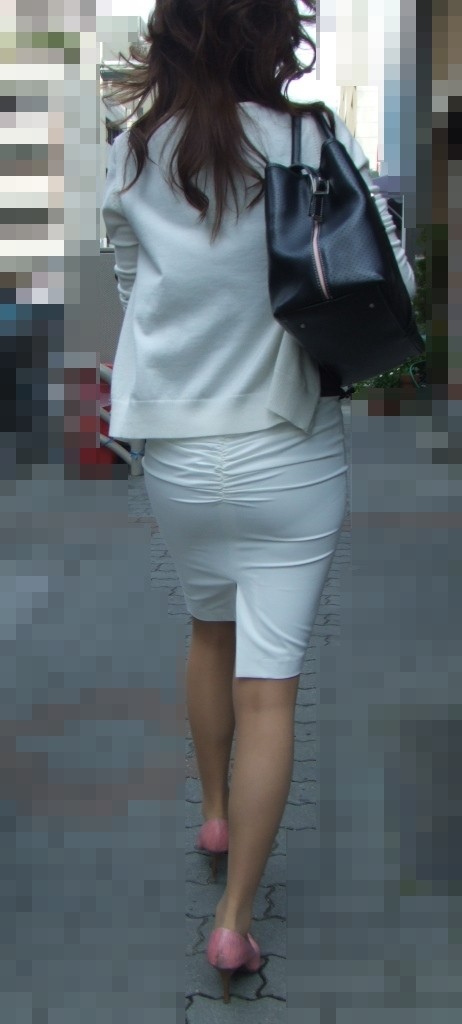 【エロ画像】タイトが巨尻を強調させる…イイ尻揺らして外回り中のOL撮り