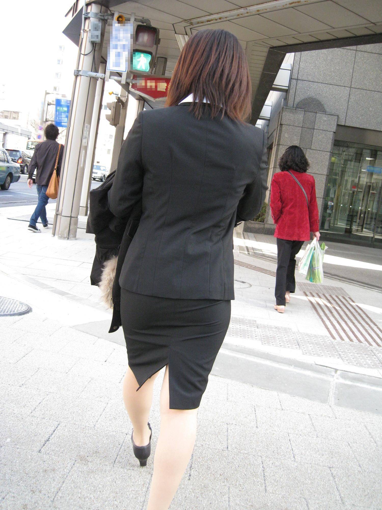 【エロ画像】タイトが巨尻を強調させる…イイ尻揺らして外回り中のOL撮り