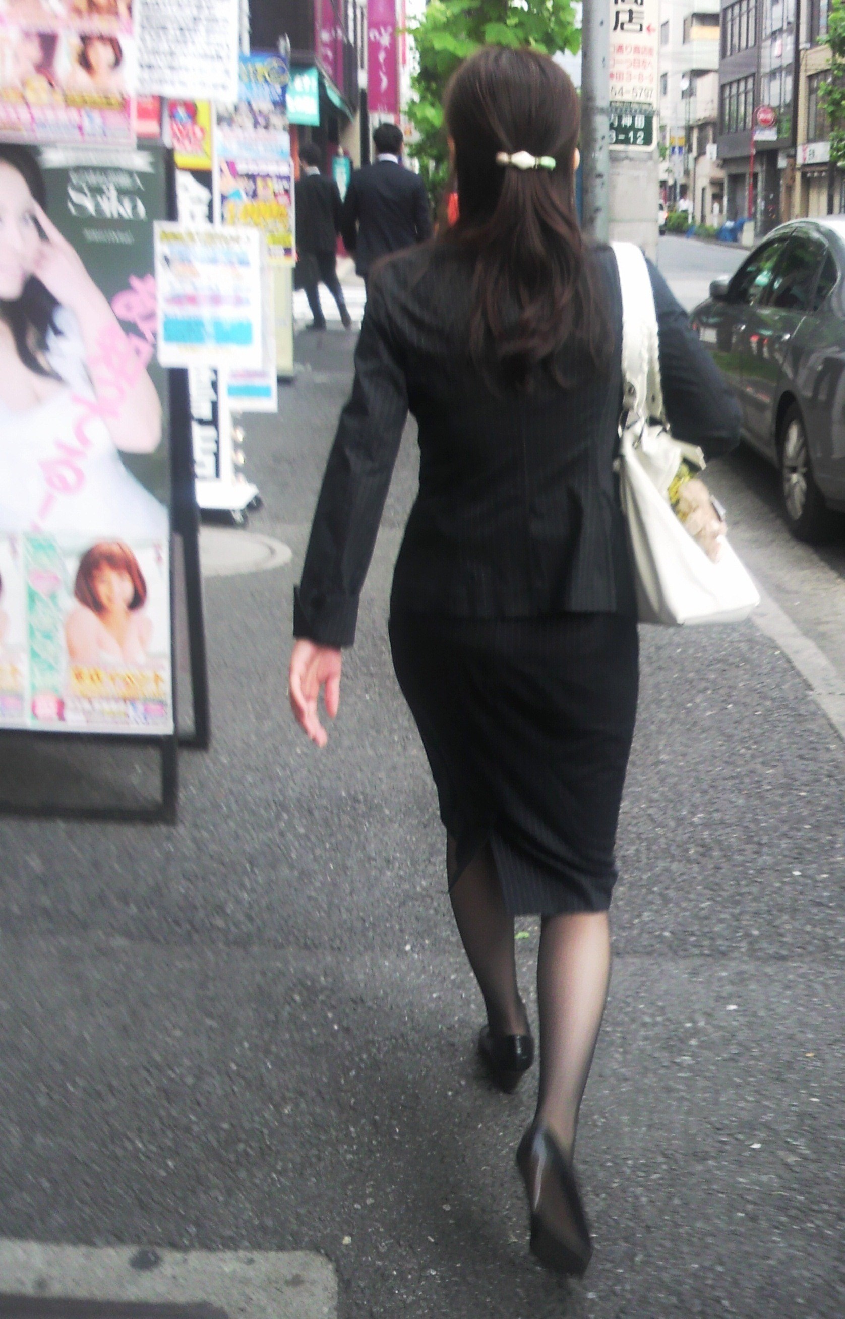 【エロ画像】タイトが巨尻を強調させる…イイ尻揺らして外回り中のOL撮り