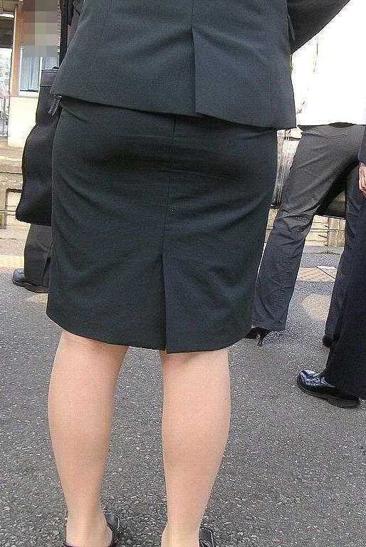 【エロ画像】タイトが巨尻を強調させる…イイ尻揺らして外回り中のOL撮り