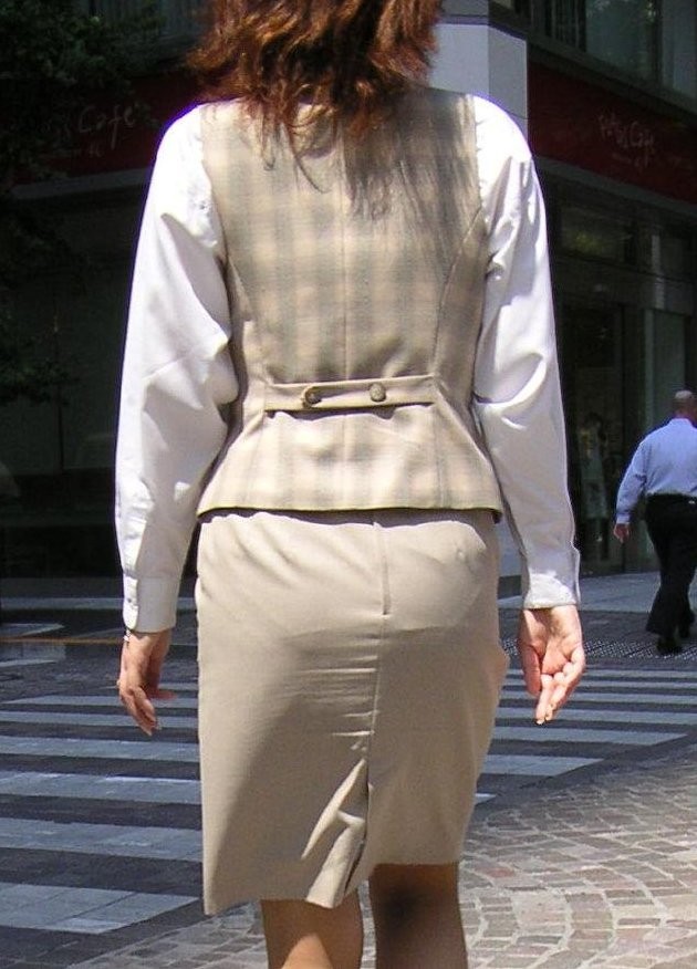 【エロ画像】タイトが巨尻を強調させる…イイ尻揺らして外回り中のOL撮り