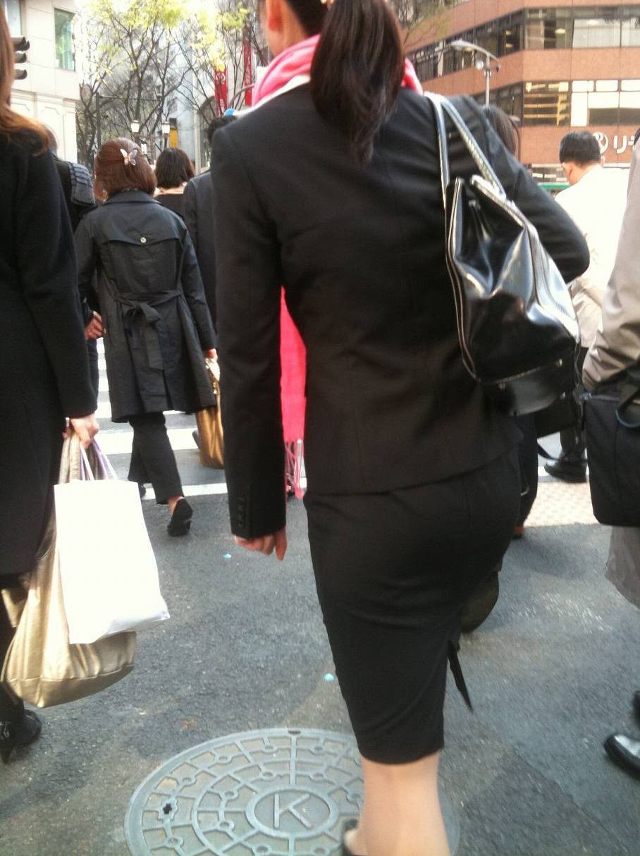 【エロ画像】タイトが巨尻を強調させる…イイ尻揺らして外回り中のOL撮り