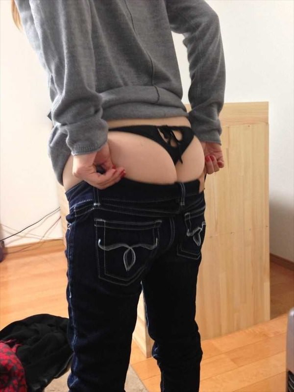 【エロ画像】やっぱり美尻の女の子に履かせるならTバックが最高だよな！