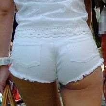【エロ画像】ホットパンツ姿の素人娘の、尻肉やパンツ