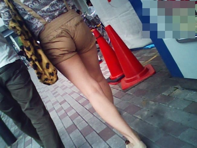 【エロ画像】ホットパンツ姿の素人娘の、尻肉やパンツ