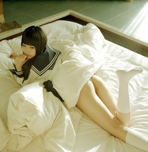 【エロ画像】このJKの腰つきが魅惑のラインすぎて即ハメしたいwww