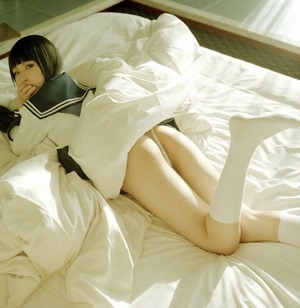 【エロ画像】このJKの腰つきが魅惑のラインすぎて即ハメしたいwww