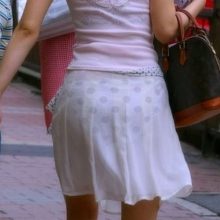 【エロ画像】目の前にいた素人女性たちの尻を見たら、パンツが透けちゃってた