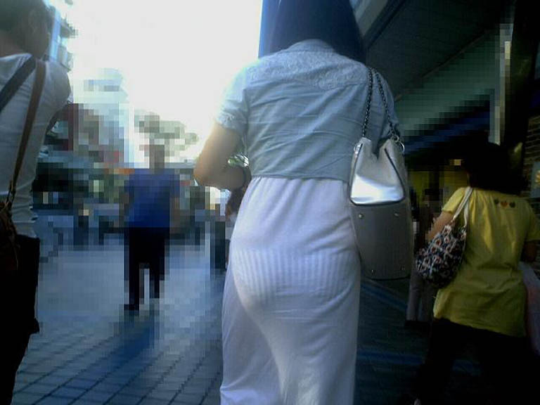 【エロ画像】目の前にいた素人女性たちの尻を見たら、パンツが透けちゃってた