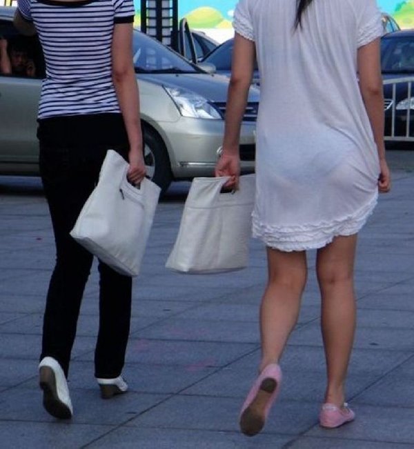 【エロ画像】目の前にいた素人女性たちの尻を見たら、パンツが透けちゃってた