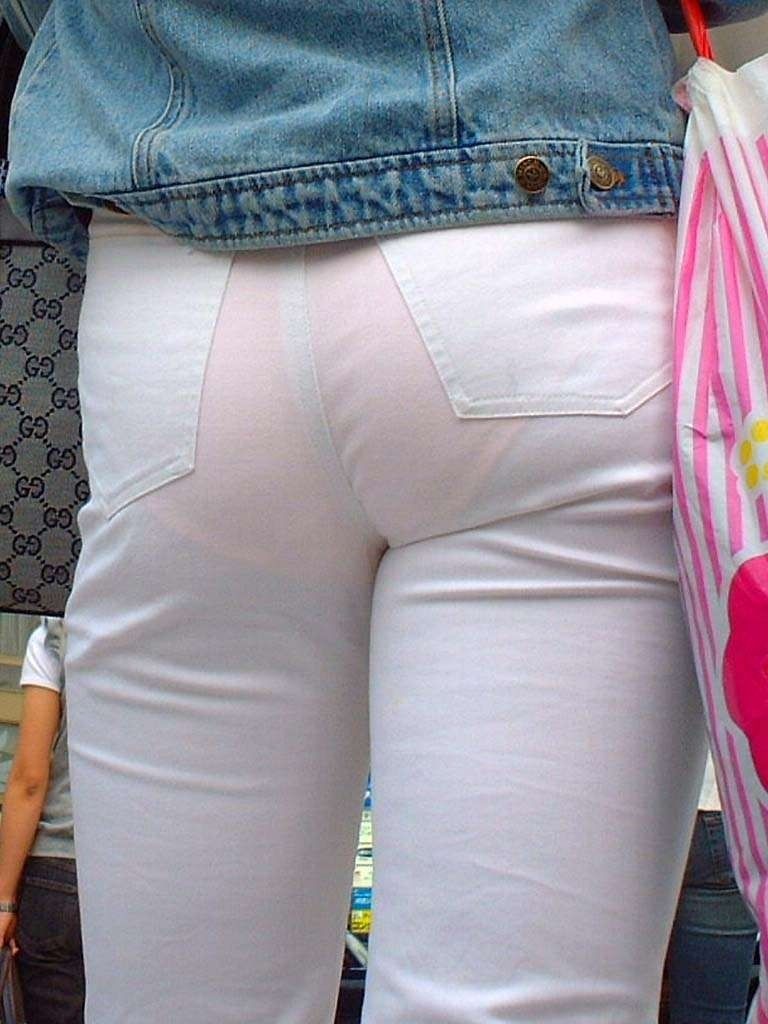 【エロ画像】目の前にいた素人女性たちの尻を見たら、パンツが透けちゃってた