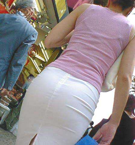 【エロ画像】前の素人女性を見たら、お尻から透けパン