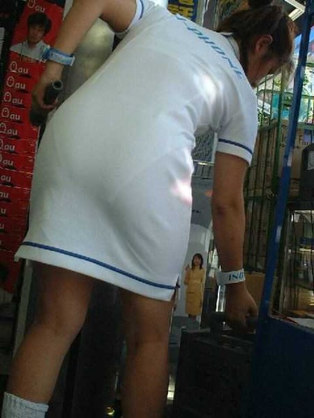 【エロ画像】前の素人女性を見たら、お尻から透けパン