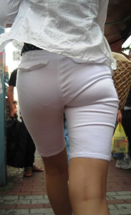 【エロ画像】前の素人女性を見たら、お尻から透けパン