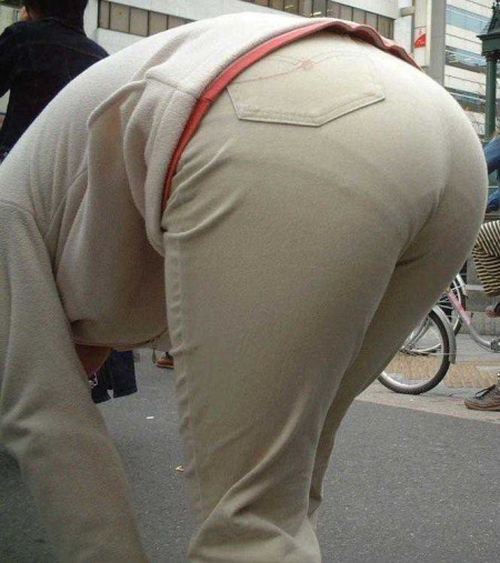 【エロ画像】前の素人女性を見たら、お尻から透けパン