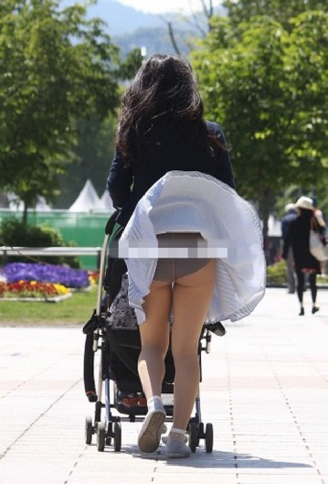 【エロ画像】子供の世話に必死で背後から盗撮されても全く気づかないママさん、撮り放題でワロタｗｗｗ