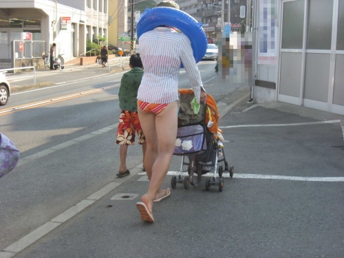 【エロ画像】子供の世話に必死で背後から盗撮されても全く気づかないママさん、撮り放題でワロタｗｗｗ