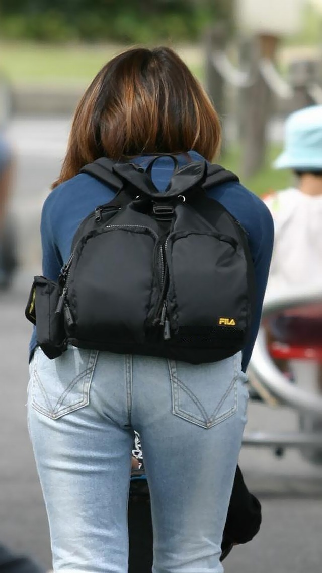 【エロ画像】子供の世話に必死で背後から盗撮されても全く気づかないママさん、撮り放題でワロタｗｗｗ