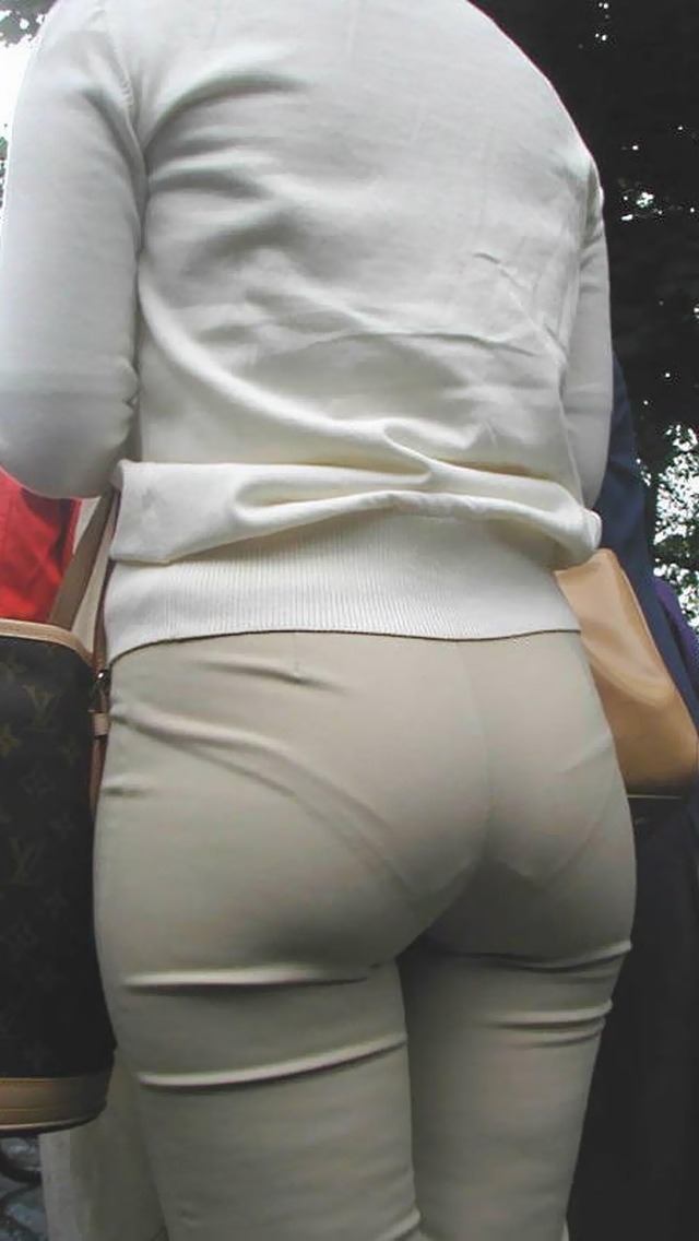 【エロ画像】子供の世話に必死で背後から盗撮されても全く気づかないママさん、撮り放題でワロタｗｗｗ