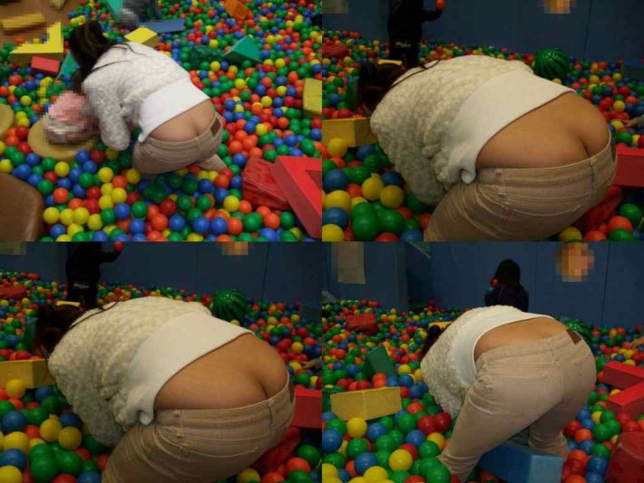 【エロ画像】子供の世話に必死で背後から盗撮されても全く気づかないママさん、撮り放題でワロタｗｗｗ