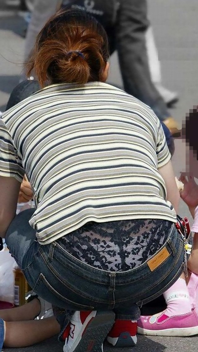 【エロ画像】子供の世話に必死で背後から盗撮されても全く気づかないママさん、撮り放題でワロタｗｗｗ