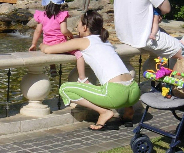 【エロ画像】子供の世話に必死で背後から盗撮されても全く気づかないママさん、撮り放題でワロタｗｗｗ