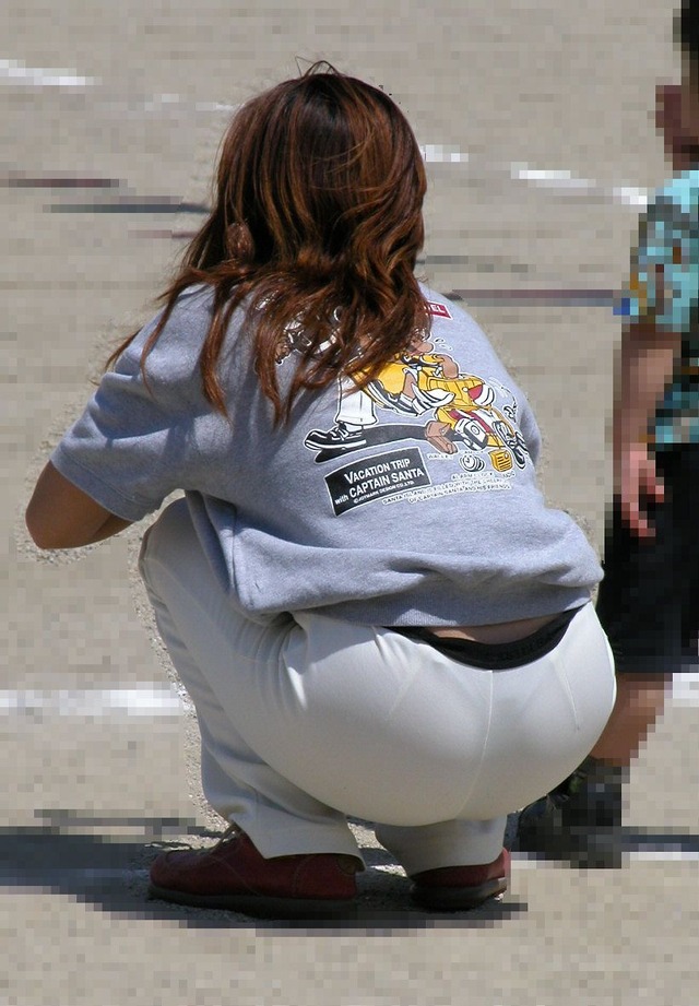 【エロ画像】子供の世話に必死で背後から盗撮されても全く気づかないママさん、撮り放題でワロタｗｗｗ