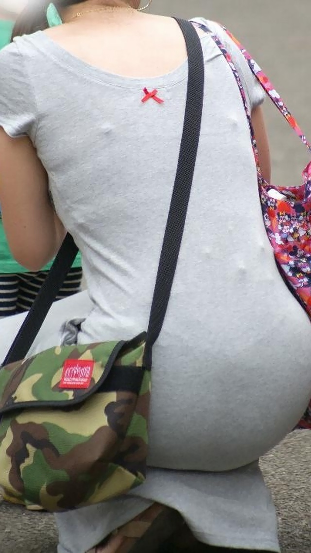 【エロ画像】子供の世話に必死で背後から盗撮されても全く気づかないママさん、撮り放題でワロタｗｗｗ