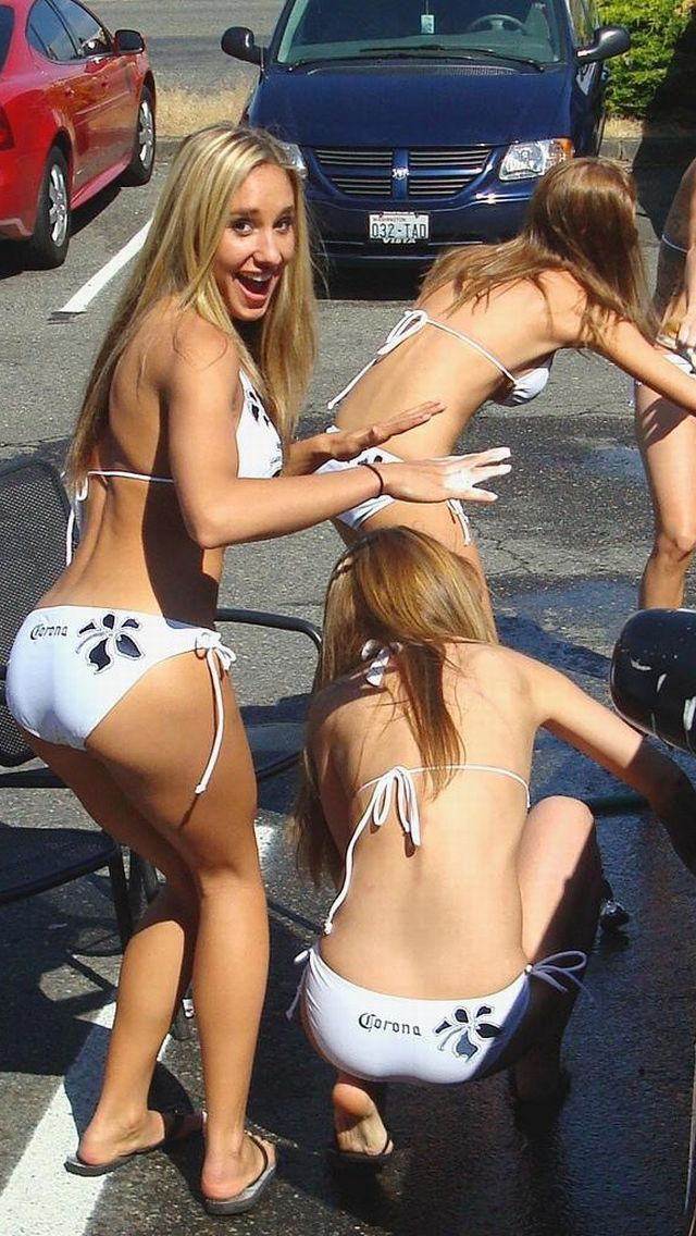 【エロ画像】美尻Tバックや全裸が当たり前！？泡まみれの裸体使って車体を洗うナイスボディたちｗｗ