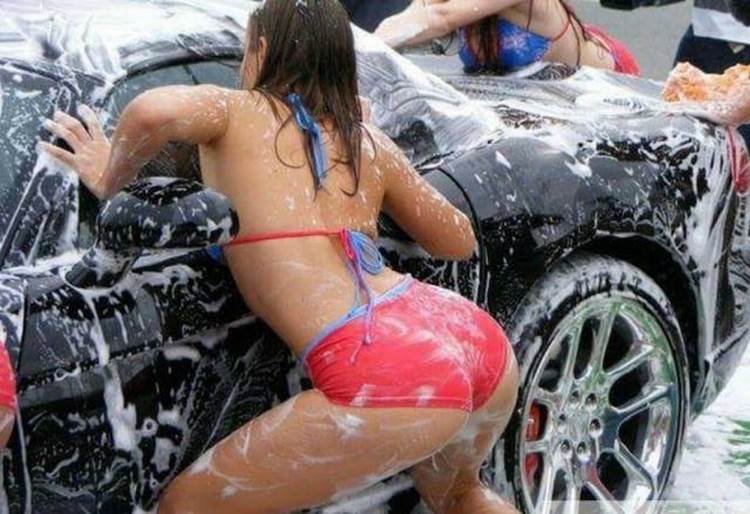 【エロ画像】美尻Tバックや全裸が当たり前！？泡まみれの裸体使って車体を洗うナイスボディたちｗｗ