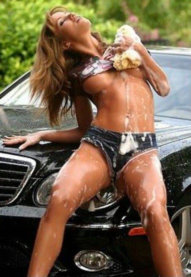 【エロ画像】美尻Tバックや全裸が当たり前！？泡まみれの裸体使って車体を洗うナイスボディたちｗｗ