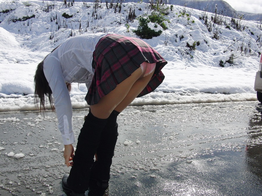 【エロ画像】見逃すものかその油断！見えて嬉しい前屈みチラの瞬間ｗｗｗ