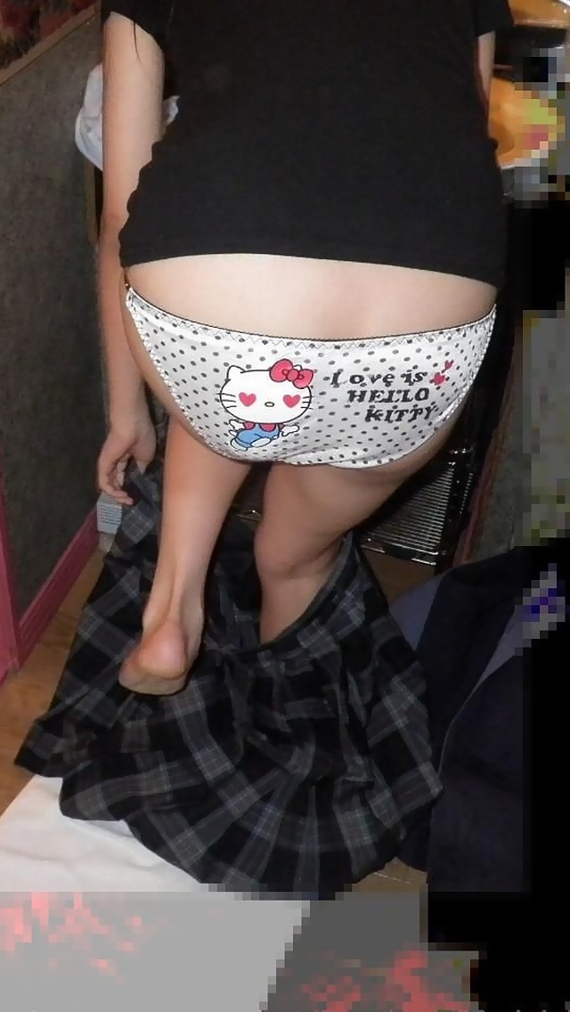 【エロ画像】ワイが個人的に一番好きな素人まんさんの家庭内お尻画像貼ってくぞｗｗｗ